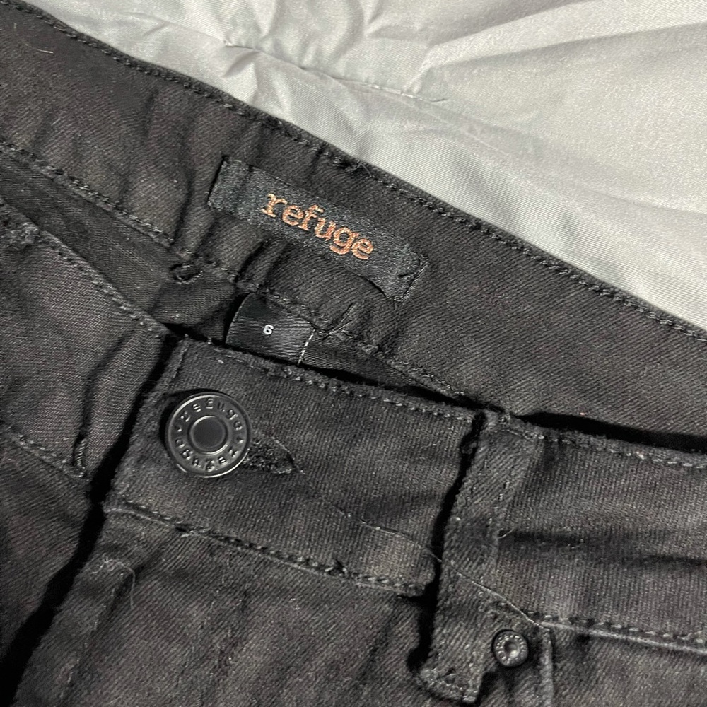 USED REFUGE BLACK DENIM DISTRESSED JEANS. SIZE: 6